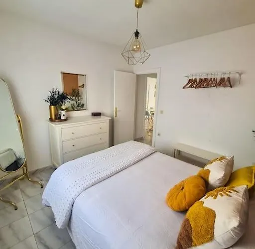 Beachside 2-bd Near Barcelona 아파트 커닛