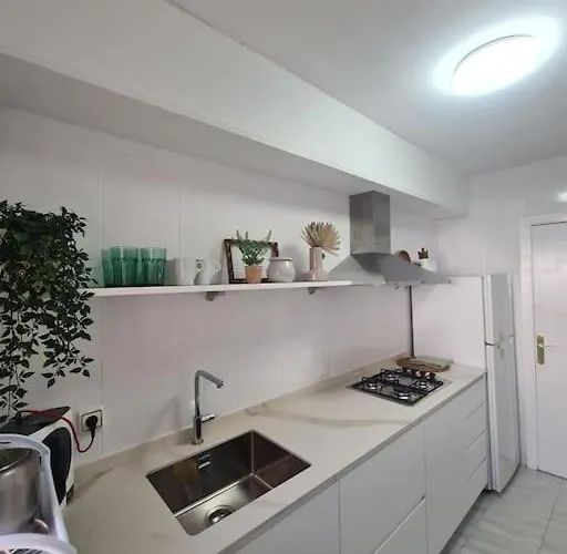 Beachside 2-bd Near Barcelona 아파트 커닛