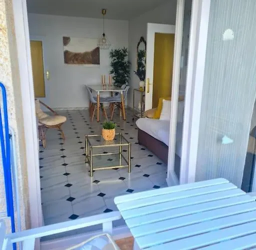 Beachside 2-bd Near Barcelona 아파트 *