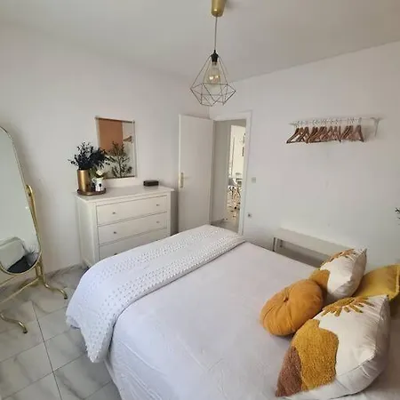 Beachside 2-bd Near Barcelona Lejlighed