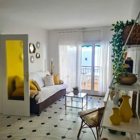 Beachside 2-bd Near Barcelona Lejlighed